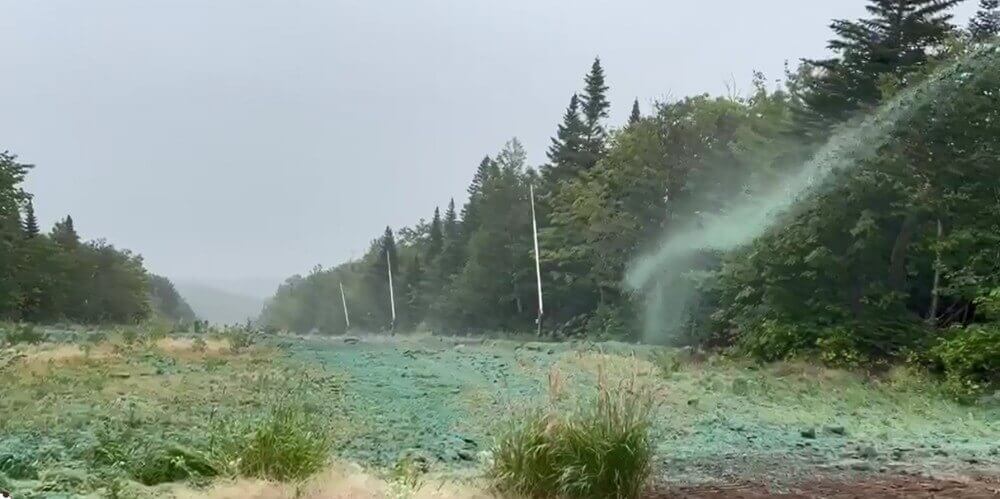 hydroseeding machine for spraying grass seeds on site