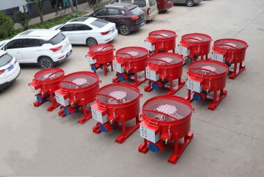 Refractory pan mixer for mixing refractory